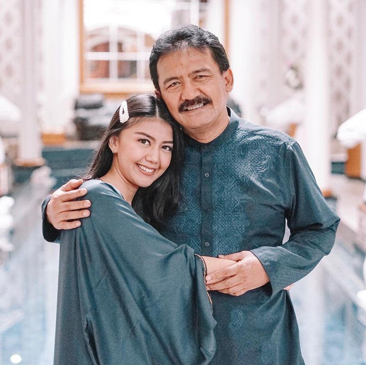 <p>Anesya Anggun merupakan putri dari aktor senior Herdin Hidayat. Ia lahir pada 25 Januari 1990 dan sudah berusia 31 tahun, Bunda. Anesya menjelma jadi wanita cantik. (Foto: Instagram: @anesyaanggun_)</p>