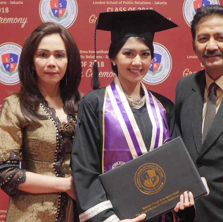 <p>Anesya Anggun juga menjadikan ayahnya sebagai role model. Wanita yang bekerja sebagai presenter di stasiun TV swasta itu mengambil pendidikan S2 seperti kedua orang tuanya. Ia foto di hari wisuda dengan didampingi Ayah dan Bunda. (Foto: Instagram: @anesyaanggun_)</p>