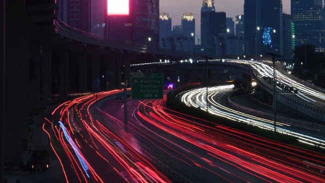 Polda Metro Jaya bakal mengizinkan pengendara melintas di bahu jalan tol selama jam pulang kantor, mulai pukul 17.00 hingga 20.00 WIB.