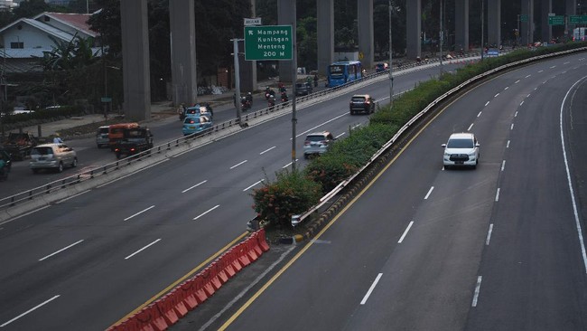 Pemerintah membatalkan kebijakan ganjil genap di empat ruas jalan tol selama periode libur Natal 2021 dan Tahun Baru 2022 (Nataru).