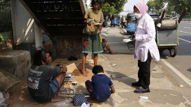 Saat membagi-bagikan masker di kawasan Matraman, Mensos Tri Rismaharini menemui dua pemulung yang kemudian mau diajak ke Balai Pangudi Luhur, Bekasi.