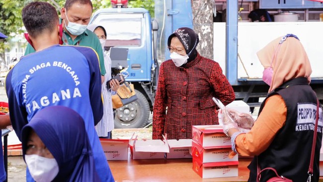 Menteri Sosial Tri Rismaharini menginstruksikan jajarannya untuk menyiapkan kemungkinan perluasan dukungan permakanan bagi masyarakat melalui dapur umum.