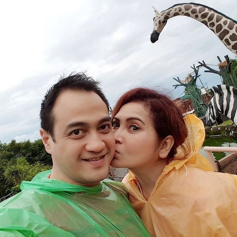 Ditengah kondisi kesehatan yang belum membaik, Ferry Irawan digugat cerai oleh sang istri. Yuk intip momen mereka berdua!