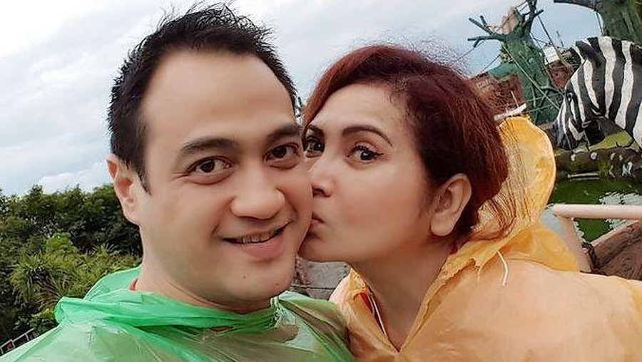 Ditengah kondisi kesehatan yang belum membaik, Ferry Irawan digugat cerai oleh sang istri. Yuk intip momen mereka berdua!