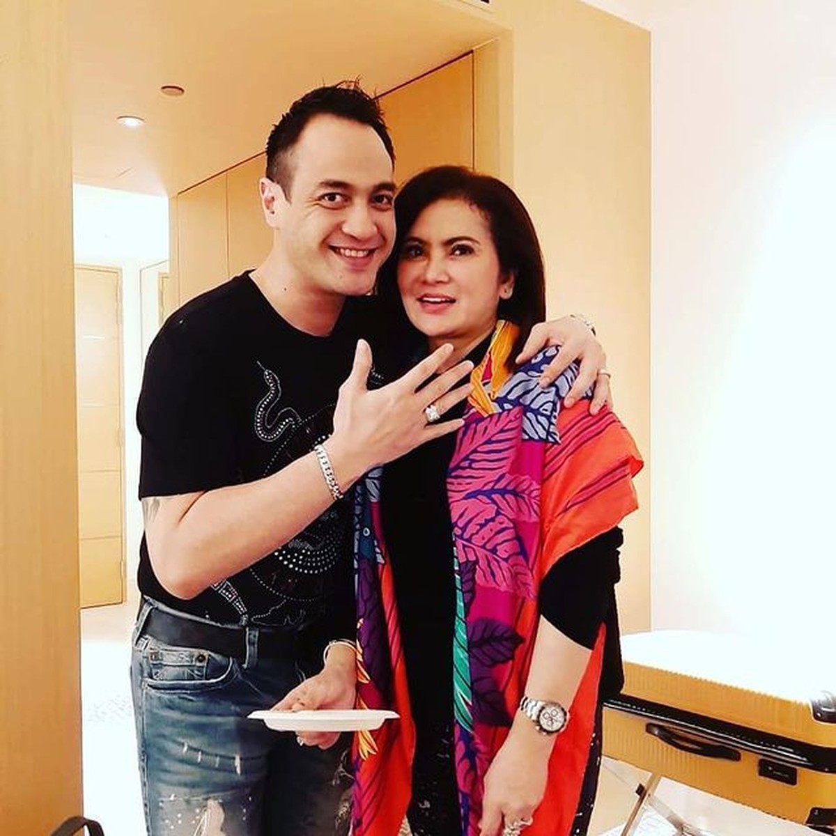 Ditengah kondisi kesehatan yang belum membaik&comma; Ferry Irawan digugat cerai oleh sang istri&period; Yuk intip momen mereka berdua&excl;