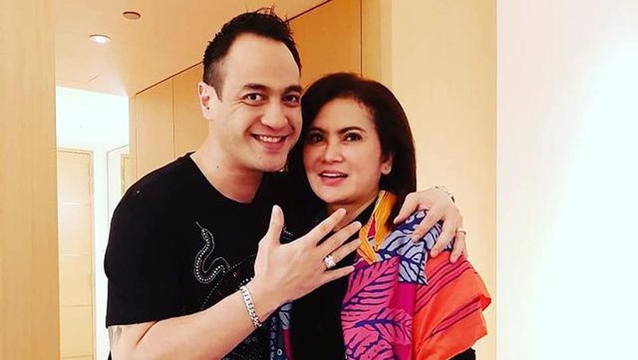 Ditengah kondisi kesehatan yang belum membaik, Ferry Irawan digugat cerai oleh sang istri. Yuk intip momen mereka berdua!