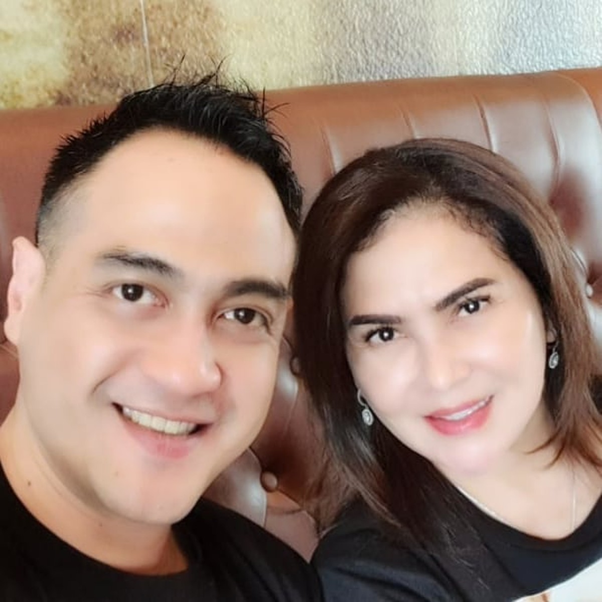 Ditengah kondisi kesehatan yang belum membaik&comma; Ferry Irawan digugat cerai oleh sang istri&period; Yuk intip momen mereka berdua&excl;