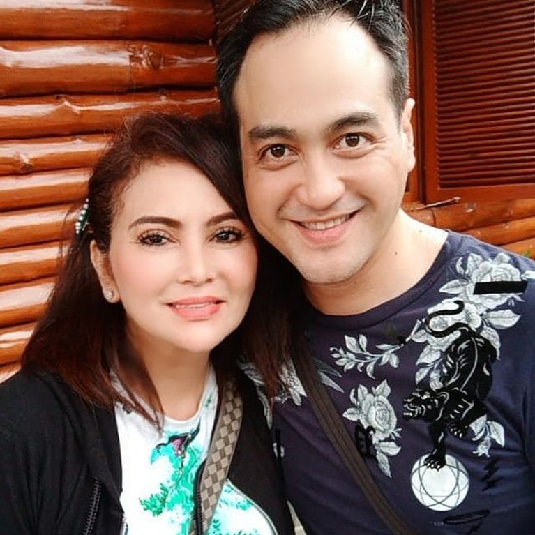 Digugat Cerai, Intip Momen Harmonis Ferry Irawan dan Sang Istri Ditengah kondisi kesehatan yang belum membaik, Ferry Irawan digugat cerai oleh sang istri. Yuk intip momen mereka berdua!
