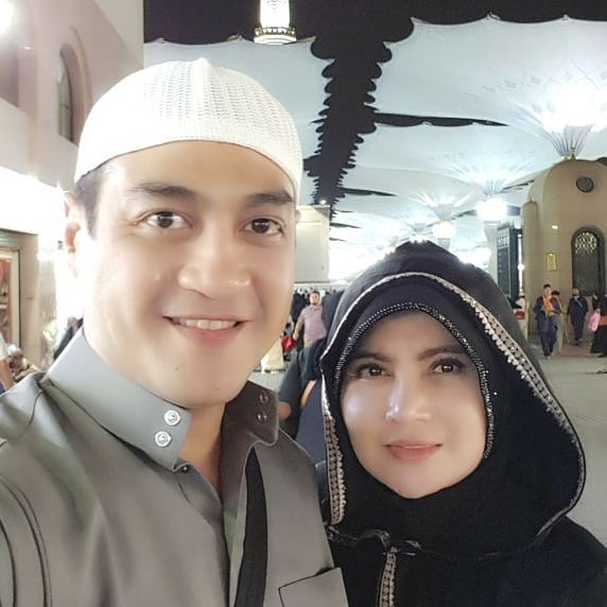 Ditengah kondisi kesehatan yang belum membaik&comma; Ferry Irawan digugat cerai oleh sang istri&period; Yuk intip momen mereka berdua&excl;