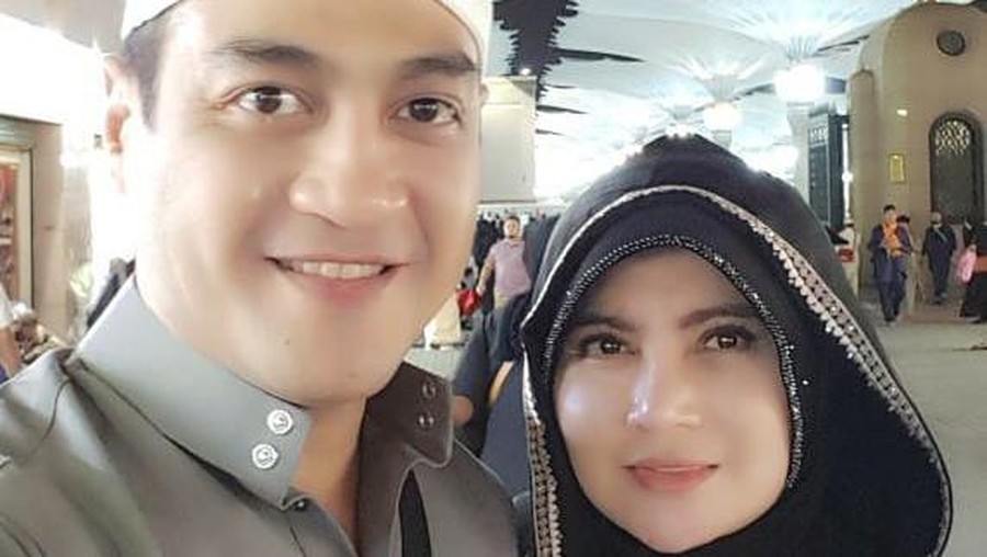 Ditengah kondisi kesehatan yang belum membaik, Ferry Irawan digugat cerai oleh sang istri. Yuk intip momen mereka berdua!
