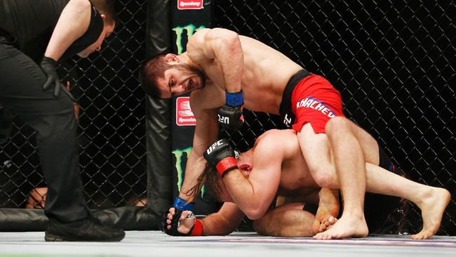 Islam Makhachev menang mudah atas Bobby Green setelah menang TKO ronde pertama pada pertarungan UFC Vegas 49.