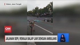 VIDEO: Jalanan Sepi, Remaja Balap Liar dengan Ambulans