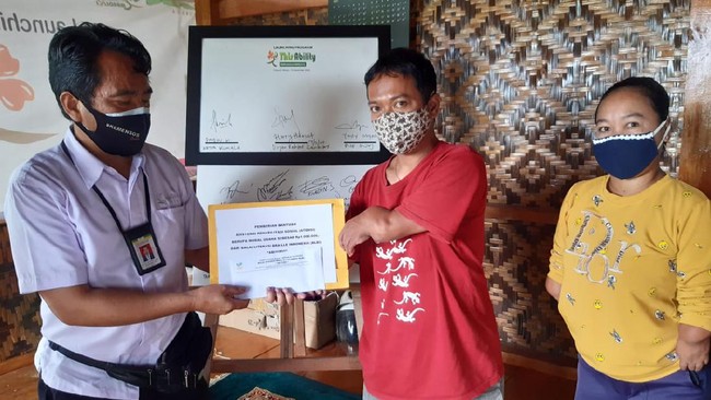 Kemensos melalui Balai Abiyoso hari ini menyalurkan bantuan Atensi berupa modal usaha senilai Rp4 juta dan Rp1 juta kepada penyandang disabilitas fisik.