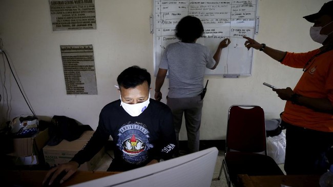 Pakar dan para relawan menilai langkah pemerintah mengeluarkan data kematian dari indikator penilaian sebagai hal absurd dan jadi ironi di tengah pandemi.