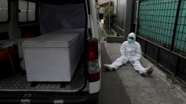 Epidemiolog menilai Jawa dan Bali belum melewati puncak pandemi Covid-19, merespons klaim Menkes Budi Gunadi Sadikin sebelumnya.