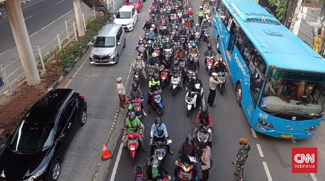 Polisi mengamankan seorang pria buntut aksinya berjalan di tengah kepadatan lalu lintas dan mengganggu pemotor di sekitar Mampang Prapatan, Jakarta Selatan.