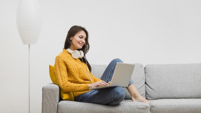 Kiat Sehat 'Konsumsi' Konten yang Bikin Diri Kamu Merasa Lebih Baik