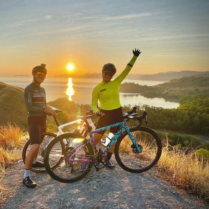 <p>Selama menetap di Labuan Bajo, Nirina Zubir dan Ernest mengisi waktu mereka dengan berbagai kegiatan agar tetap aktif dan bugar. Seperti pergi bersepeda ke atas bukit. (Foto: Instagram: @nirinazubir_)</p>