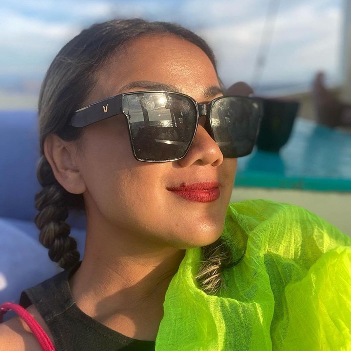 <p>Nirina Zubir juga menikmati suasana pantai dan kerap menghabiskan waktu dengan berjemur, Bunda. (Foto: Instagram: @nirinazubir_)</p>