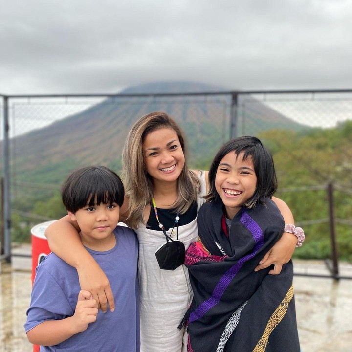 <p>Tak bisa pulang ke rumah, Nirina Zubir tetap bahagia melihat senyum kedua anaknya. Tengok potret kehangatan mereka ketika berpose di depan gunung, Bunda. (Foto: Instagram: @nirinazubir_)</p>