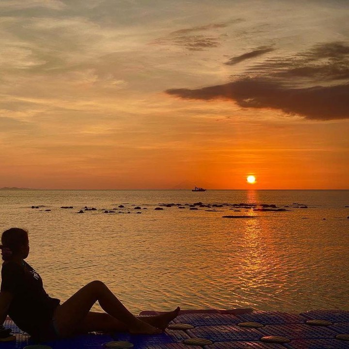 <p>Ternyata, diberlakukannya PPKM Darurat membuat Nirina dan keluarga tak bisa pulang. Mereka pun menghabiskan sisa masa PPKM Darurat di Labuan Bajo. (Foto: Instagram: @nirinazubir_)</p>