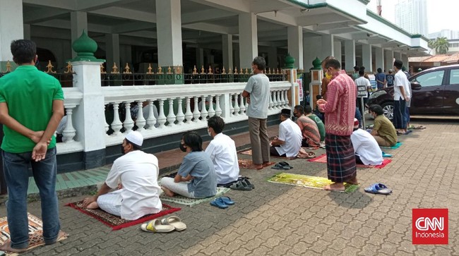 Sejumlah masjid di DKI Jakarta masih gelar salat Jumat meski diimbau tutup selama PPKM Darurat, Pemprov tetap coba pendekatan persuasif.