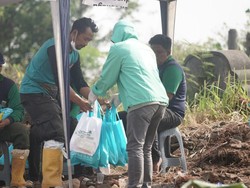 Beri Dukungan, PKB Jabar Salurkan Bantuan ke Petugas di TPU Cikadut