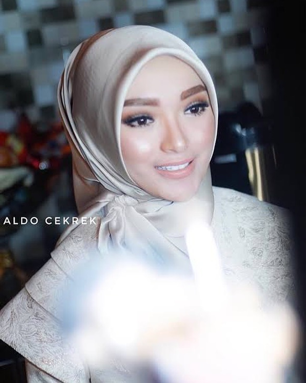 Unggahan Zaskia Gotik memakai hijab tuai pujian dari netizen&period; Ia terlihat cantik dan manglingi&period; Yuk kita intip&excl;