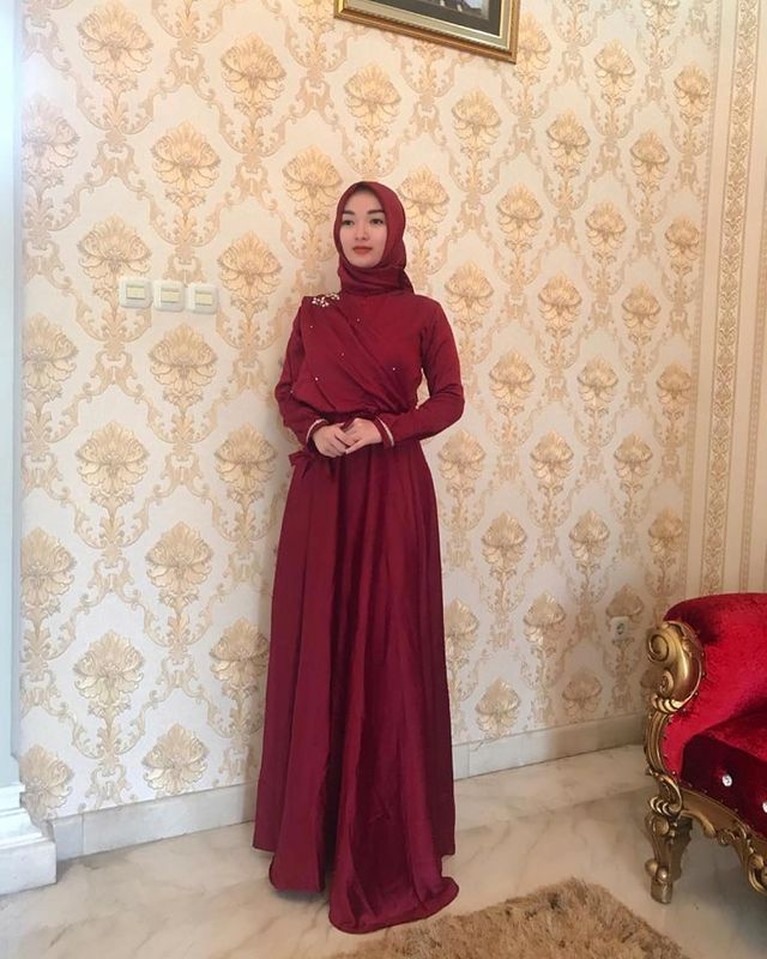Unggahan Zaskia Gotik memakai hijab tuai pujian dari netizen. Ia terlihat cantik dan manglingi. Yuk kita intip!
