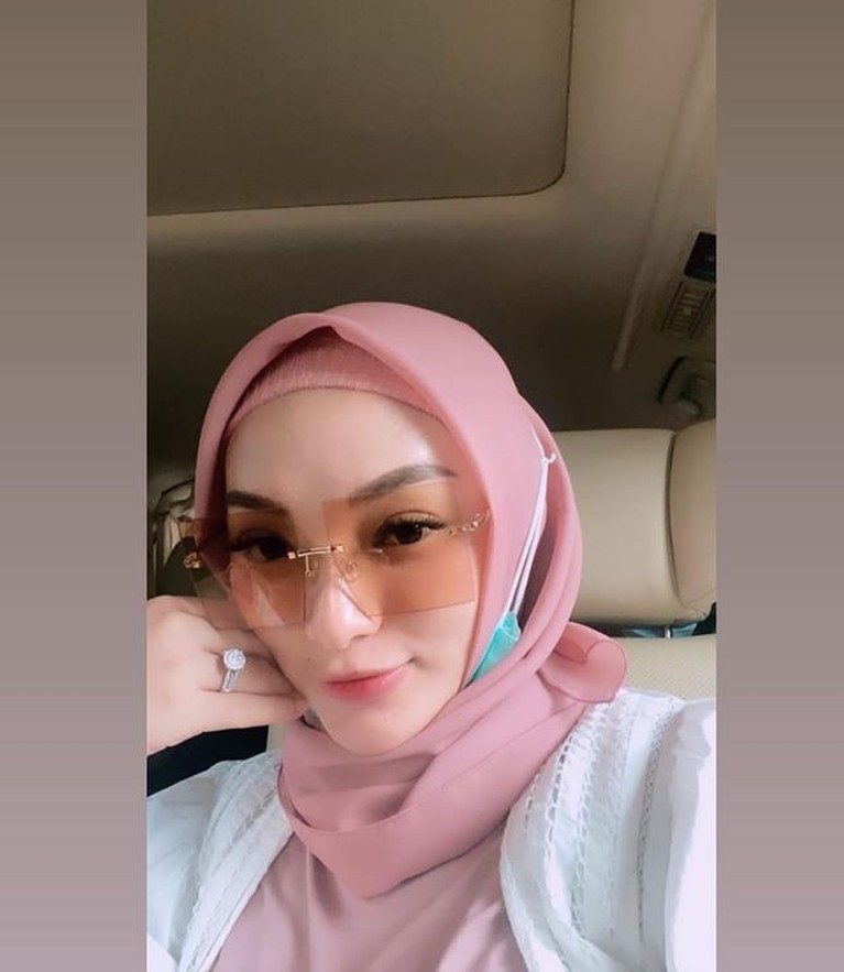 Unggahan Zaskia Gotik memakai hijab tuai pujian dari netizen. Ia terlihat cantik dan manglingi. Yuk kita intip!