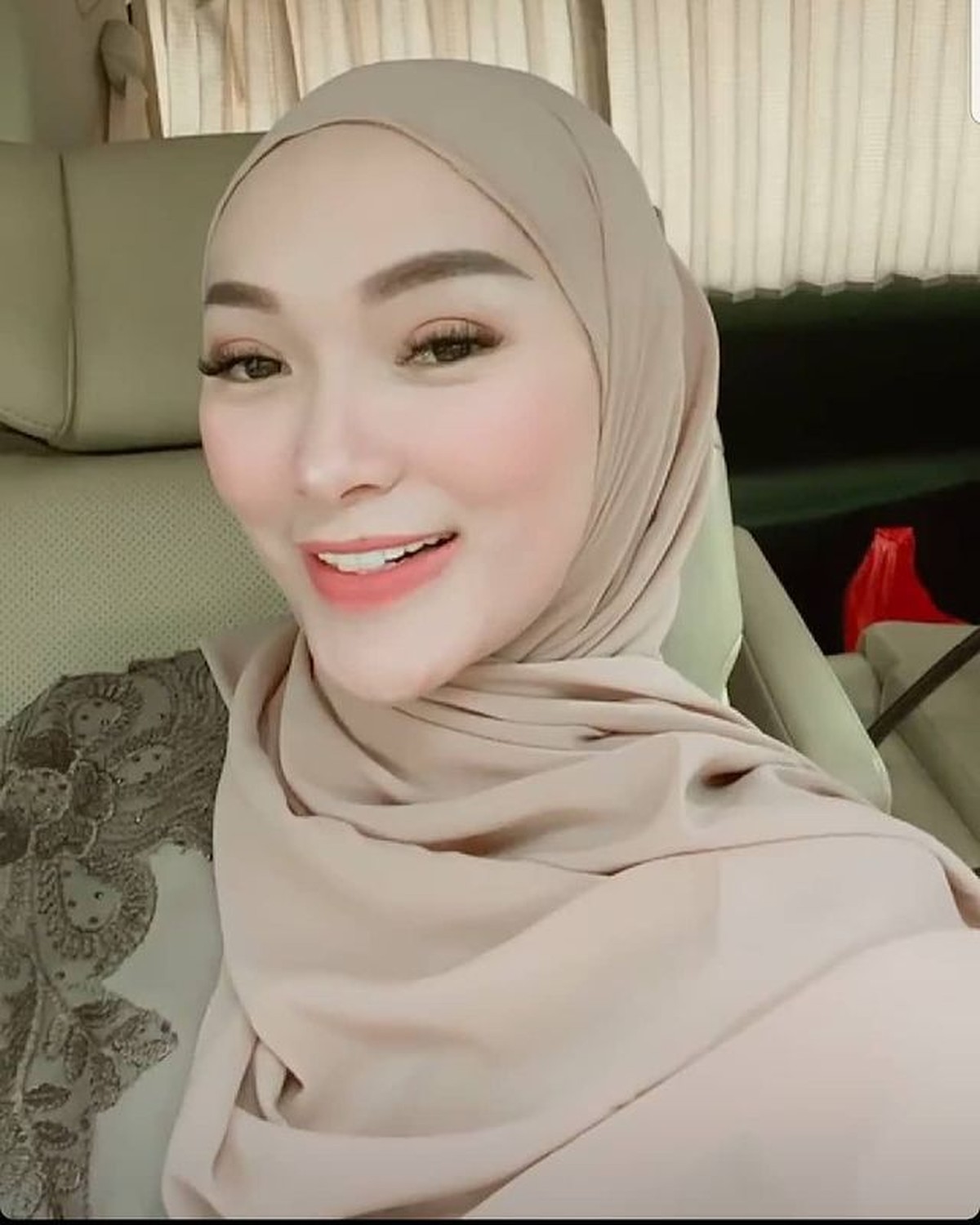 Unggahan Zaskia Gotik memakai hijab tuai pujian dari netizen&period; Ia terlihat cantik dan manglingi&period; Yuk kita intip&excl;