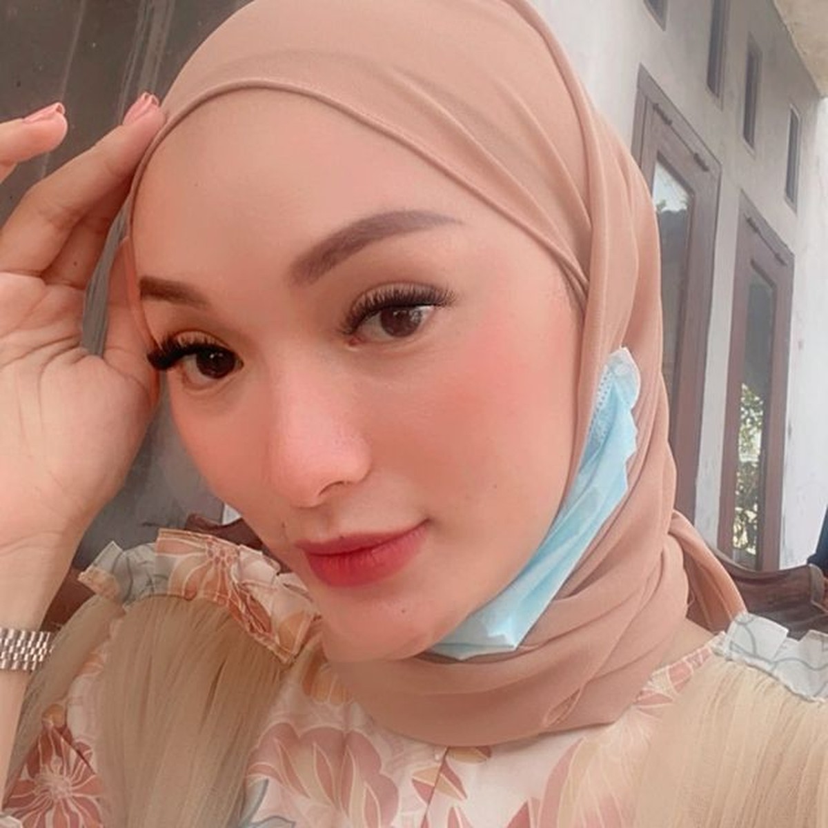 Unggahan Zaskia Gotik memakai hijab tuai pujian dari netizen&period; Ia terlihat cantik dan manglingi&period; Yuk kita intip&excl;