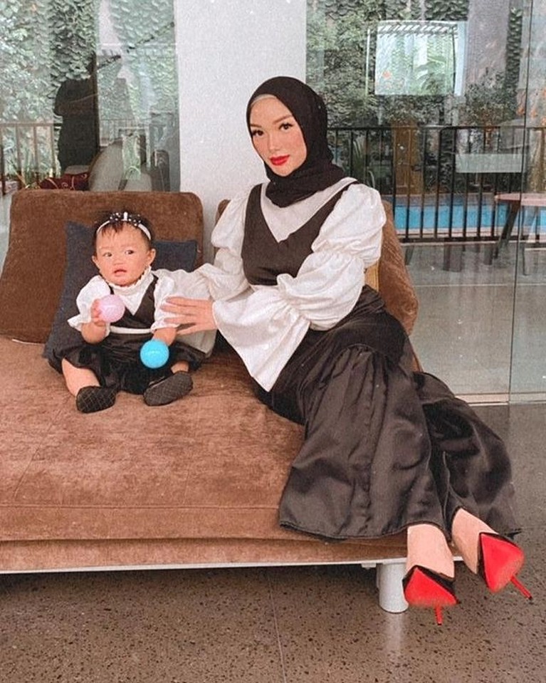 Unggahan Zaskia Gotik memakai hijab tuai pujian dari netizen. Ia terlihat cantik dan manglingi. Yuk kita intip!