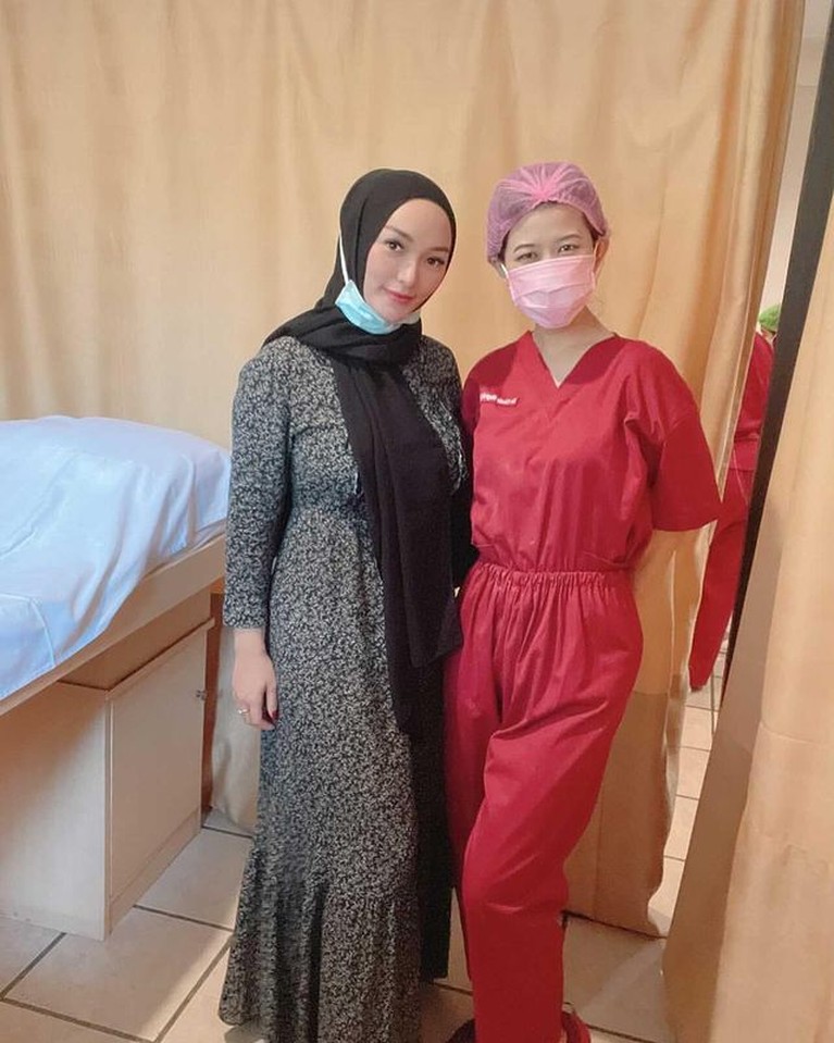 Unggahan Zaskia Gotik memakai hijab tuai pujian dari netizen. Ia terlihat cantik dan manglingi. Yuk kita intip!