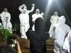 Cara Penggali Kubur Hilangkan Jenuh Saat Makamkan Jenazah COVID-19