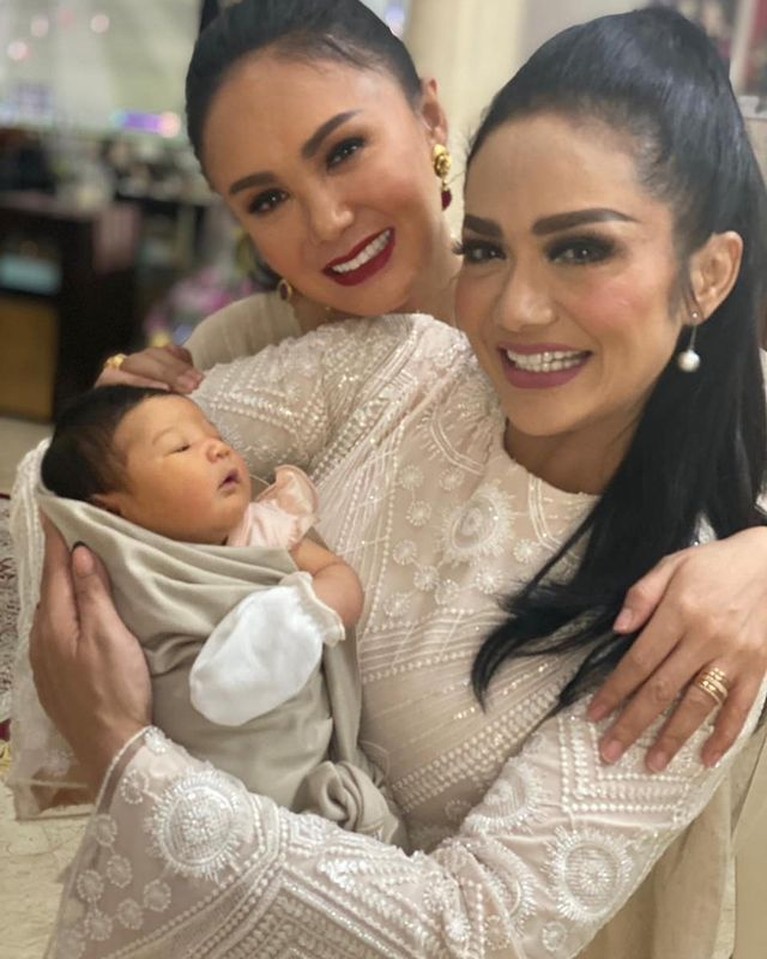 Potret Kompak Yuni Shara dan Krisdayanti, Sibling Goals!