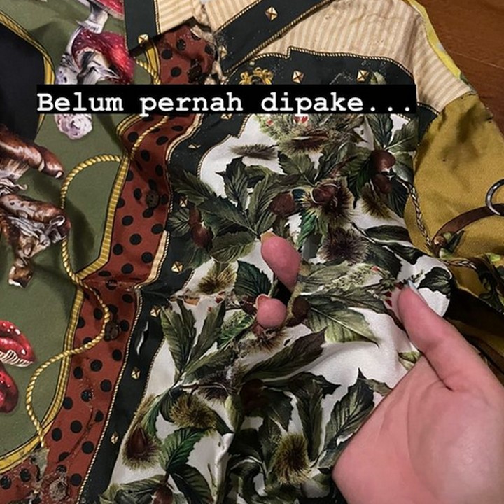 <p>Rachel Vennya begitu sedih karena ada beberapa baju yang belum pernah dikenakan oleh Xabiru. Baju-baju baru itu lebih dahulu dimakan rayap. (Foto: Instagram: @rachelvennya)</p>