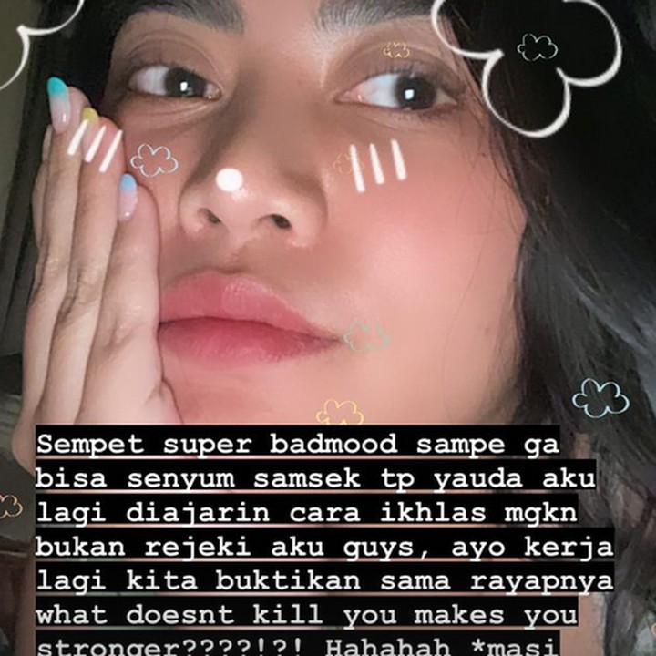 <p>Bunda dua anak itu sampai badmood melihat koleksi baju branded sang putra rusak karena rayap. Namun ia mencoba mengikhlaskan dan kembali giat bekerja untuk membeli baju baru untuk sang putra. (Foto: Instagram: @rachelvennya)</p>