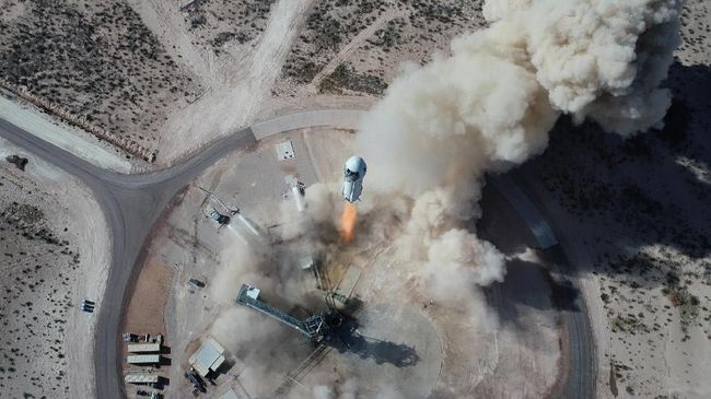 Dikritik Buang Duit ke Luar Angkasa, Bezos Buka Suara Bezos buka suara ketika dikritik perjalanan ke batas luar angkasa yang ia lakukan hanya buang uang, waktu, dan tenaga.
