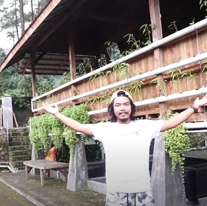<p>Dalam kesempatan tersebut, Om Hao mengatakan bahwa rumah Dodit yang dibangun dari kayu jati dari Blitar tersebut dijaga oleh makhluk astral. "Dan memang, ada ini sih Mas... yang menjaga. Jadi sepasang suami istri pakai baju adat Jawa," tutur Om Hao saat melihat rumah Dodit, dikutip dari channel YouTube Dodit Mulyanto pada Jumat (16/7/2021) (Foto: YouTube: Dodit Mulyanto)</p>