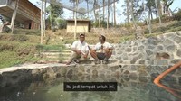 <p>Berikut potret toiletnya, Bunda. Dodit sengaja membuatnya terpisah agar dirinya memiliki alasan atau kesempatan untuk melewati sisi atau bagian lain dari rumah hutannya tersebut. (Foto: YouTube: Dodit Mulyanto)</p>