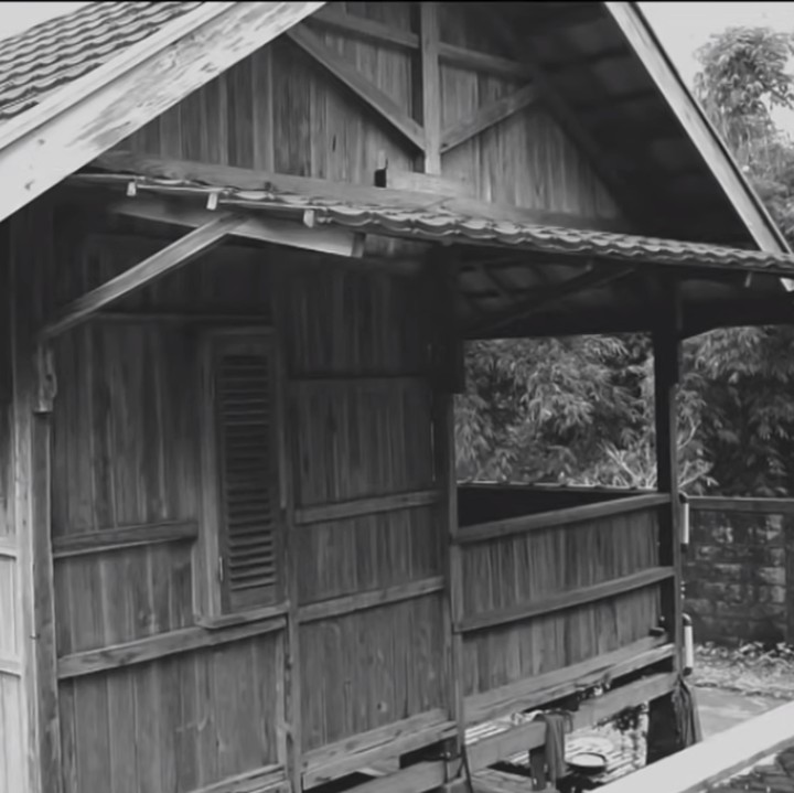<p>Pria asal Malang ini membangun rumah kayunya tersebut di lereng Gunung Pundak, Pacet, Kabupaten Mojokerto, Jawa Timur. (Foto: YouTube: Dodit Mulyanto)</p>