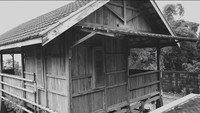 <p>Pria asal Malang ini membangun rumah kayunya tersebut di lereng Gunung Pundak, Pacet, Kabupaten Mojokerto, Jawa Timur. (Foto: YouTube: Dodit Mulyanto)</p>