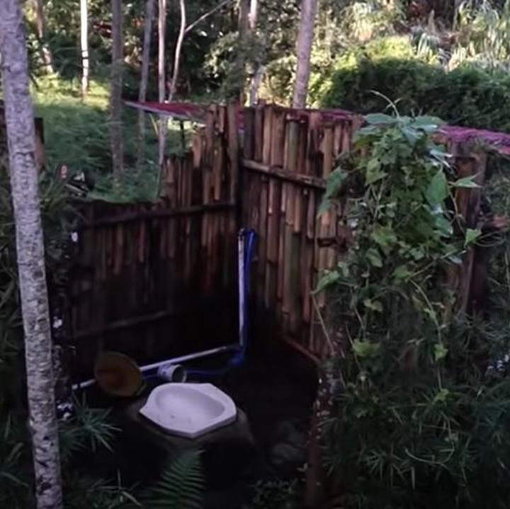 <p>Berikut potret toiletnya, Bunda. Dodit sengaja membuatnya terpisah agar dirinya memiliki alasan atau kesempatan untuk melewati sisi atau bagian lain dari rumah hutannya tersebut. (Foto: YouTube: Dodit Mulyanto)</p>