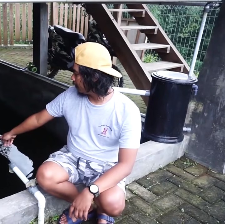 <p>Tak hanya itu, di bawah hunian dengan kapasitas sekitar 50 orang itu juga memiliki kolam ikan. Untuk pengairannya, Dodit menggunakan sistem melingkar. Air pembuangan ikan kemudian dialirkan ke tanaman hidroponik, sisanya akan disaring dengan filter dan kembali ke kolam tersebut. (Foto: YouTube: Dodit Mulyanto)</p>