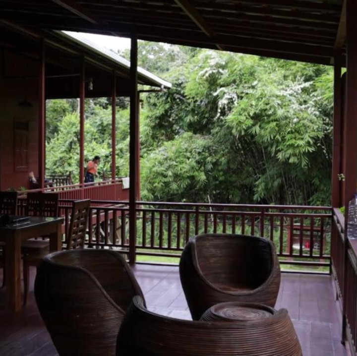 <p>Seorang YouTuber bernama Prada Kalaweit tinggal di sebuah rumah di tengah hutan Kalimantan, Bunda. Ia kerap membagikan kesehariannya, lho. (Foto: YouTube Prada Kalaweit)</p>