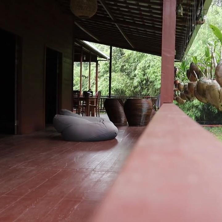 <p>Selain itu, Prada juga menggunakan perabot dan furnitur dari kayu. Serasi banget sama desain rumahnya ya, Bunda. (Foto: YouTube Prada Kalaweit)</p>