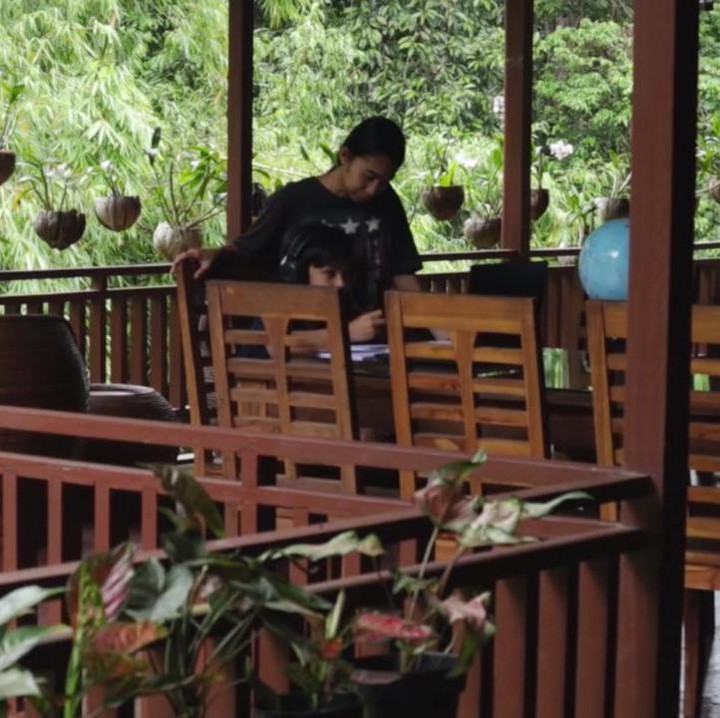 <p>Pada bagian teras, Prada menghias rumah dengan berbagai macam tanaman hias. Ia juga meletakkan kursi santai di depan rumah, lho. (Foto: YouTube Prada Kalaweit)</p>