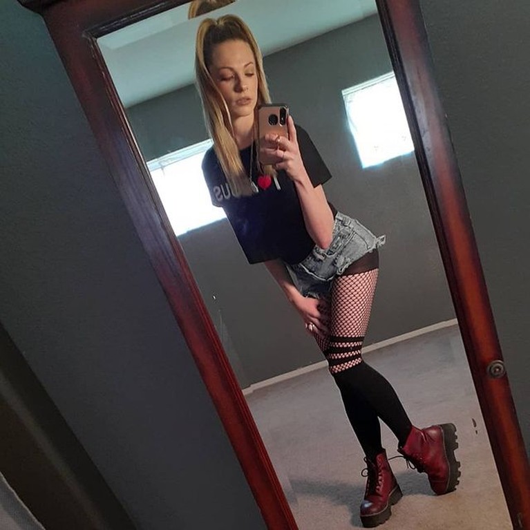 Sosok Dahlia Sky Bintang Porno yang Depresi dan Bunuh Diri di Mobil Bintang porno asal Amerika ditemukan tewas di dalam mobil karena luka tembak. Ia diduga bunuh diri karena depresi. Intip sosoknya!