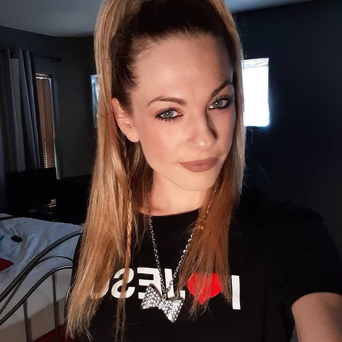 Bintang porno asal Amerika ditemukan tewas di dalam mobil karena luka tembak&period; Ia diduga bunuh diri karena depresi&period; Intip sosoknya&excl;